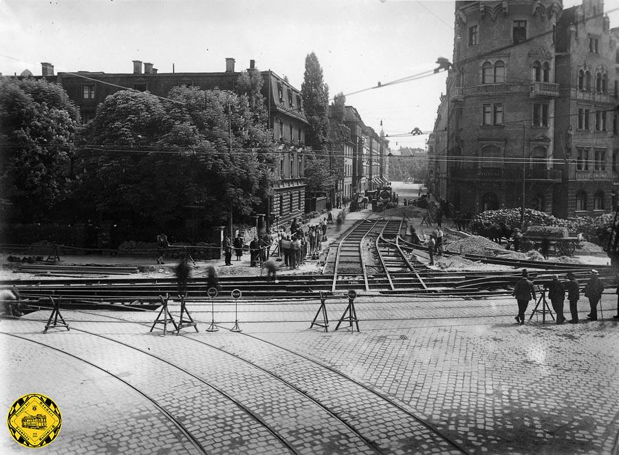 Am 15.8.1928 geht auch die Strecke durch die Leonrodstraße zwischen Rotkreuzplatz und Nikolaistraße durch die Hohenzollernstraße in Betrieb für die Linie 22.